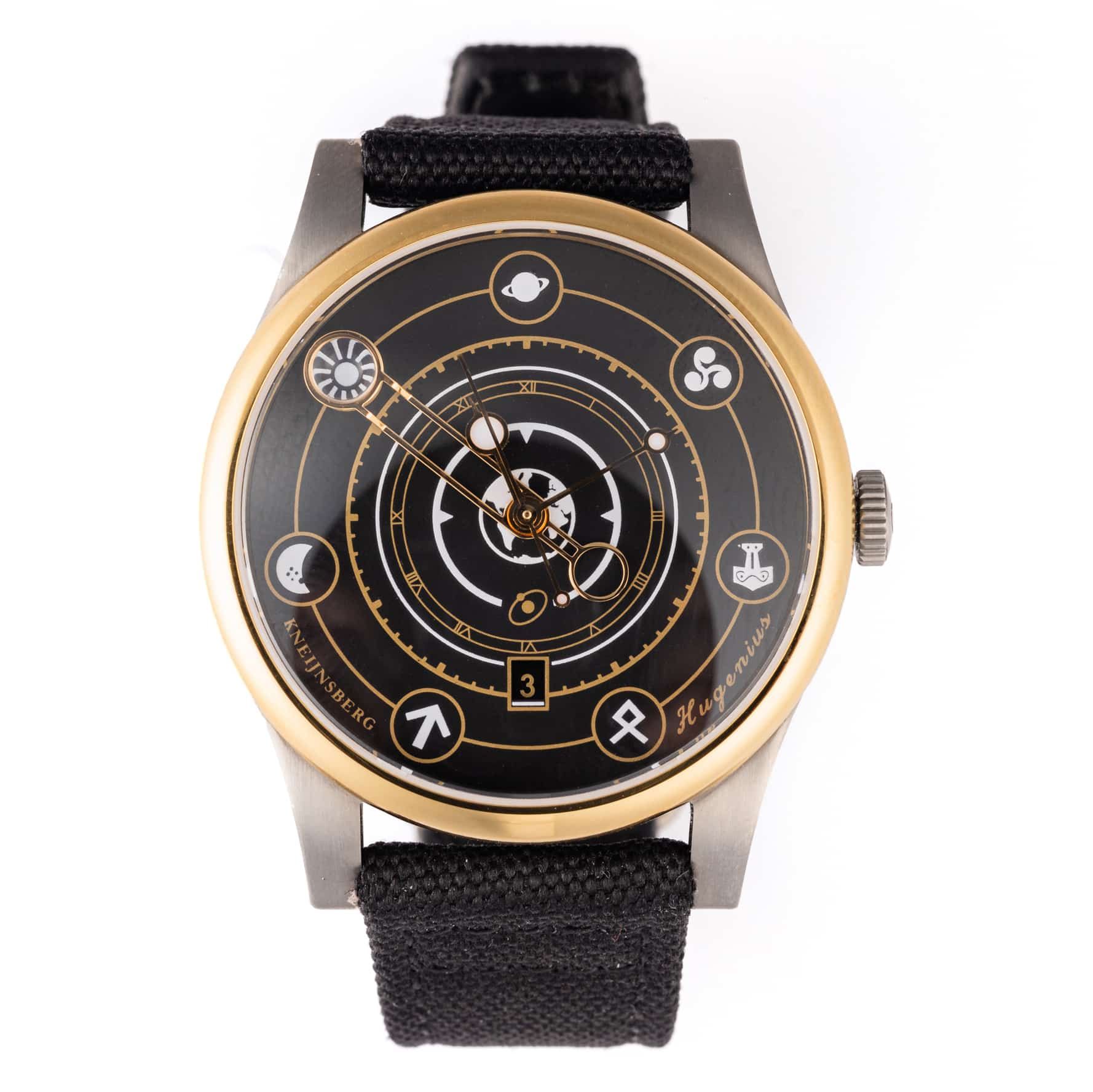 Productfotografie Kneijnsberg: Horloge met zwarte band en gouden details. Joep van Drunen Photography