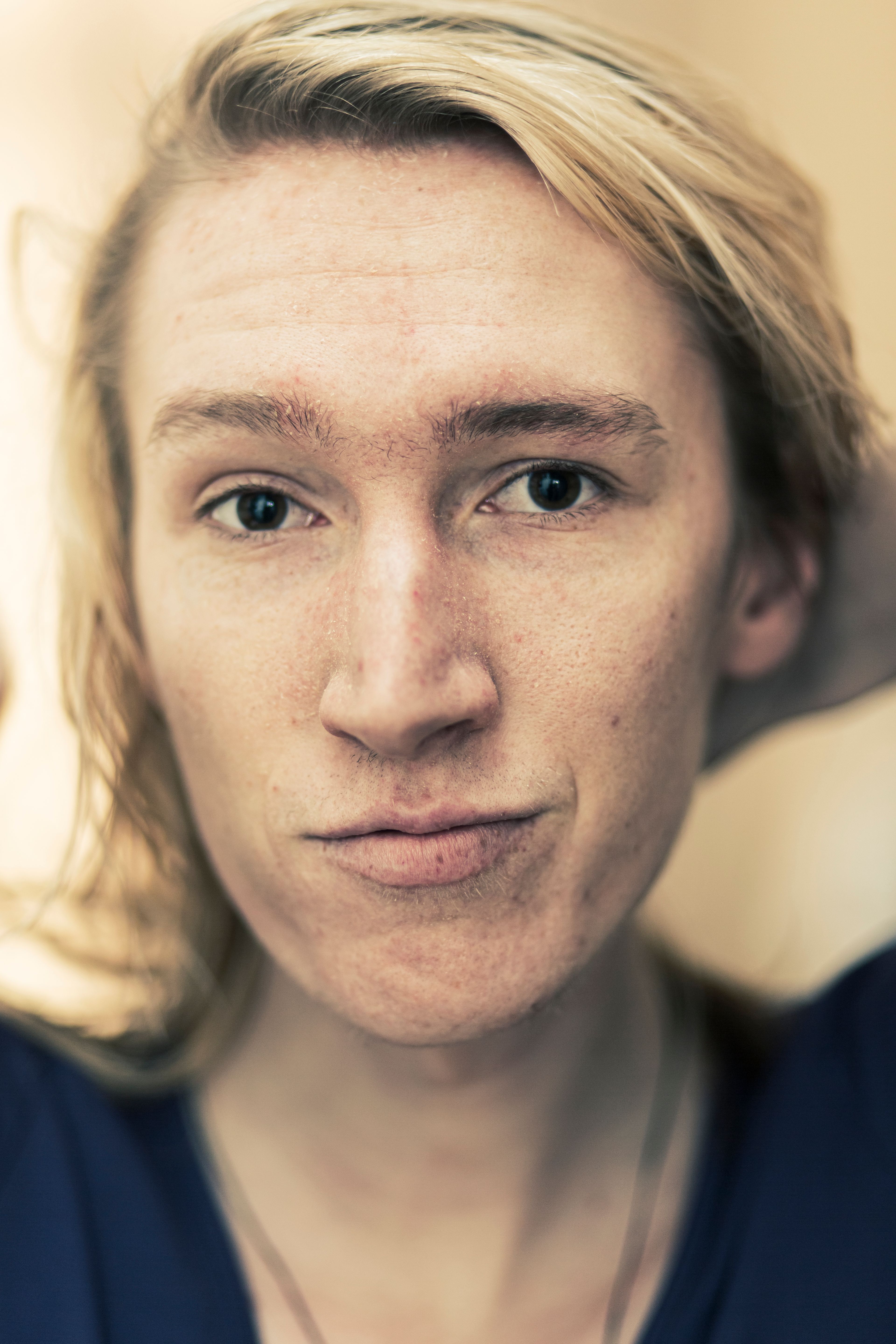 Portret van Senna Bodile, close-up. Blonde haren, donkere ogen. Foto Joep van Drunen, 2023. Joep van Drunen Photography