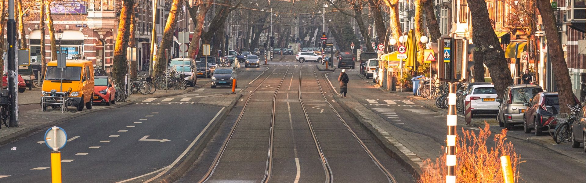 Tram in Amsterdam, hero-beeld van het kunstproject Amsterdam, the other way of looking